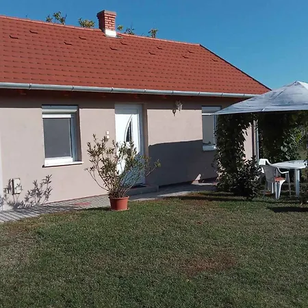 In - Balaton 18124 بيت للعطل *